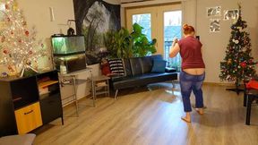 Housewife&#039;s Buttcrack Exposed While Mopping: Christmas Edition