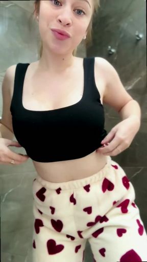 Amateur onlyfan shows off big tits and tight ass