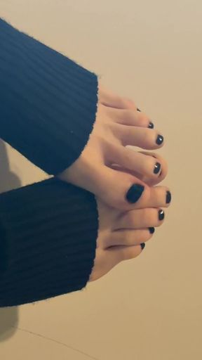 MTF feet lover enjoys cute toes