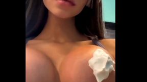 Safada exibindo seios deliciosos