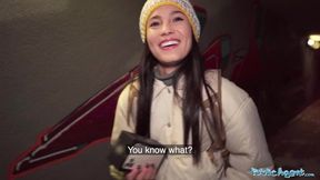 Public Sex Sexy Brünette in roten Dessous reitet einen großen fetten Schwanz