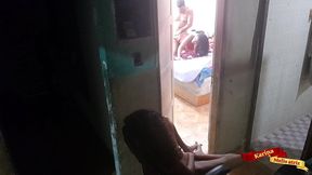 peguei minha irma e meu tio transando e fiquei na portar do quarto me tocando...