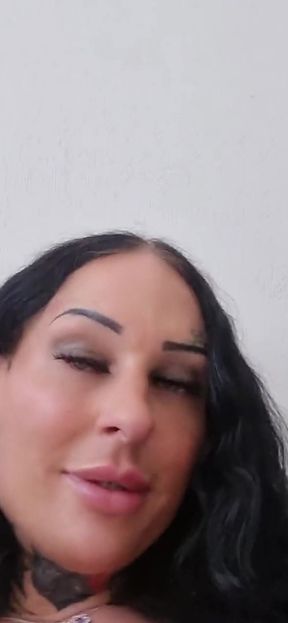 Where would you put your lips first?