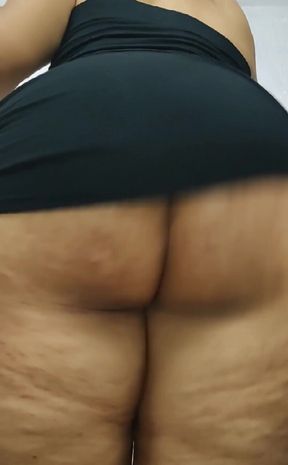 My round ass wants a kiss