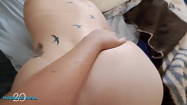 Coroa rabuda fica de quatro entra na vara.