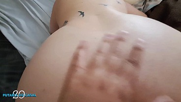 Coroa rabuda fica de quatro entra na vara.