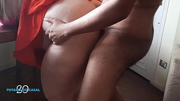 Coroa rabuda fica de quatro entra na vara.