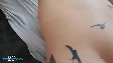Coroa rabuda fica de quatro entra na vara.