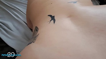 Coroa rabuda fica de quatro entra na vara.