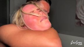 Maya, belle blonde aux gros seins, adore la baise sauvage