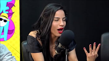 Safada da morena com seu namorado falando putaria