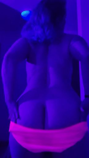 Nyon babe waits for you at the rave