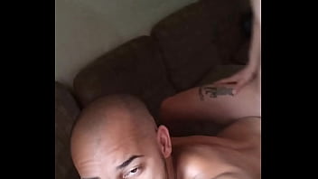 Comendo o amigo escondido em casa