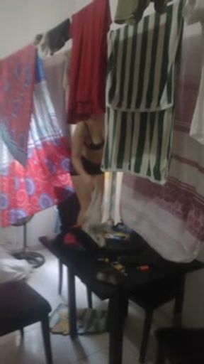 Compañeros de cuarto lavando la ropa antes de la universidad. Real couple amateur homemade