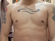Twink se masturba frente al espejo hasta casi correrse