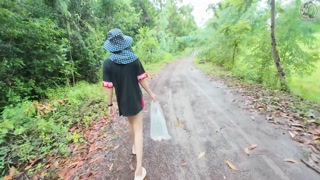 สาวไทยเดินเล่นโชว์หีริมทาง เสียงไทยชัด