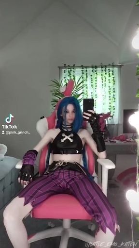 Cosplaying LoL skinny gamer GF gets railed by a geeky dude with a petite frame