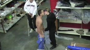 A straight worker fucks a gay in a common garage