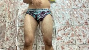 meu pau ficou duro quando tirei a cueca toda
