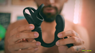 Pria Kolombia tampan yang belum disunat memasukkan jarinya ke anusnya dan masturbasi hingga mengeluarkan ejakulasi yang deras.