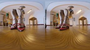 The 3DVR180 GAOYU red high-heeled sandals trample on dwarfs