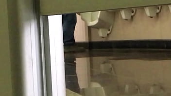 Maduro punhetando no banheiro p&uacute_blico 2
