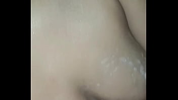 El vecino me solprende en el ba&ntilde_o y me folla el culo