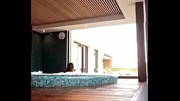 Maria Fernanda Kim Reyes en tanga en el Jacuzzi