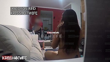 Barbeiro terminou de cortar cabelo do corno, como eu já estava totalmente nua ele não aguentou de tesão e pediu para me chupar gostoso