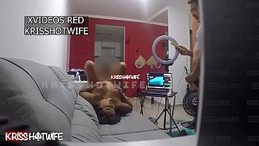 Barbeiro terminou de cortar cabelo do corno, como eu já estava totalmente nua ele não aguentou de tesão e pediu para me chupar gostoso