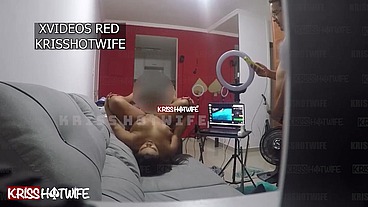 Barbeiro terminou de cortar cabelo do corno, como eu já estava totalmente nua ele não aguentou de tesão e pediu para me chupar gostoso