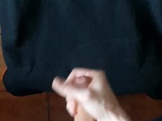 Ragazzo fa sega e sborra troppo