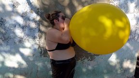 Busty Natalie and a huge balloon MP4