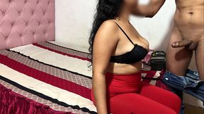 El trabajador devora el gran culo debajo de esa licra apretada