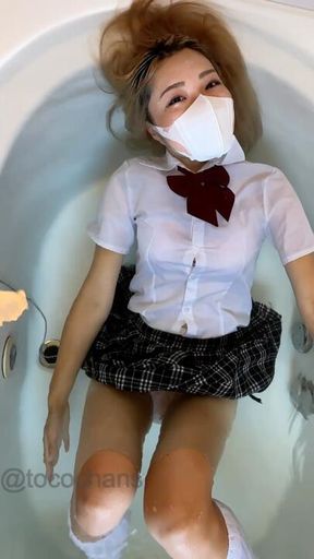 Wet Japanese Girl – See-Through Underwear, Floating & Breath Control in the Bath