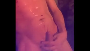 amateur boy filmed in the bathtub pissing on his own body