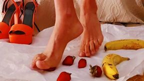 Feticismo del piedi Le gambe schiacciano fragole e banane, indovina la frutta dalle gambe, le dita dei piedi schiacciano le fragole, schiacciano le banane