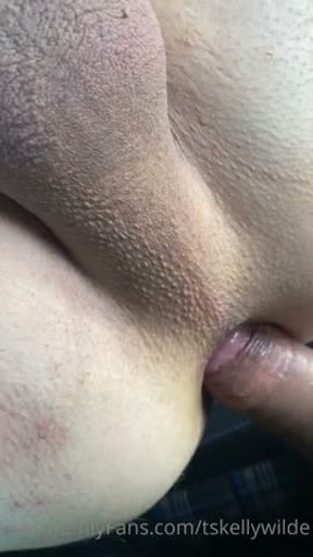 A mature Ts took him for a ride then fucked him hard in the car destroying his bussy