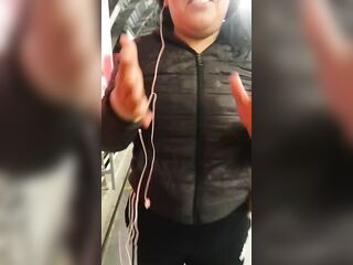 Mira a quien encontré en el Metro del Tren . Le Doy un buen arrimón y convenzo de ir a un hotel.