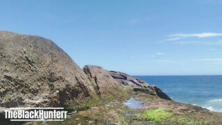 Uma prostituta amadora de uniforme, vestida de urso preto, leva uma foda anal bruta ao ar livre depois de se masturbar sozinha.