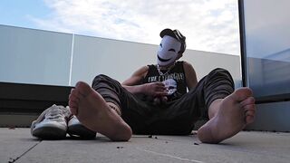 Watch this hot guy get off solo in the balcony with his sneaker on!