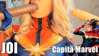 Captain Marvel Cosplay Meisje Zuigt Aan Dildo's En Geeft JOI