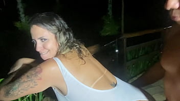 BANHO DE PISCINA TERMINOU EM UMA SURUBA DELICIOSA