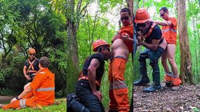 putaria entre trabalhadores fardados nas trilhas de curitiba