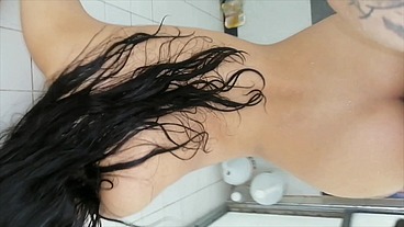 Face sex într-o baie înghesuită interesantă, cu păsăricile ude la duș, dar totuși o fac pentru a putea să se trateze și să se documenteze în timp ce fac duș sau duș