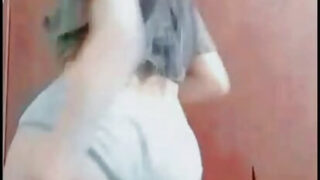 Zierliche 18-jährige Schlampe lässt sich ihren engen Arsch durchnehmen