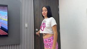 puta chica latina le paga a dueno de casa el alquiler con su gran culo y le deja que le eche su leche en su cara. h.l.