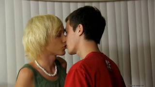 Tânărul profesor slab Conner Bradley îl sărută și îl călărește pe Ryan Morrison într-o acțiune fetish fierbinte