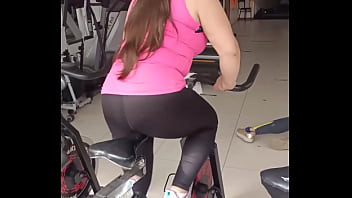 Acompa&ntilde_e Al Gym  A Mi Cu&ntilde_ada Puta De Cameltoe Gigante Luego La Lleve A Mi Casa Y La Folle Sin Condon