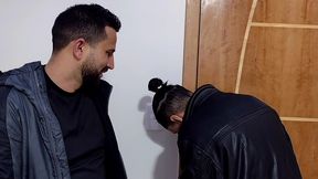 sapatao nao tinha meus dolares deu a buceta pra pagar a divida sentou gostoso na minha pica sentou com gostoso